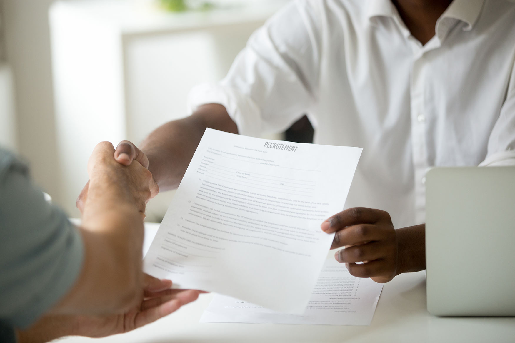 Égalité d’accès aux emplois publics : Recrutement et liens familiaux